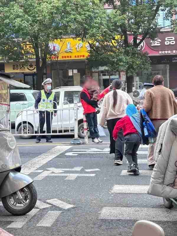 被透支的家庭防线:校园护学岗背后的治理困境 新闻 被透支的家庭防线:校园护学岗背后的治理困境 新闻 被透支的家庭防线:校园护学岗背后的治理困境 新闻 被透支的家庭防线:校园护学岗背后的治理困境 新闻