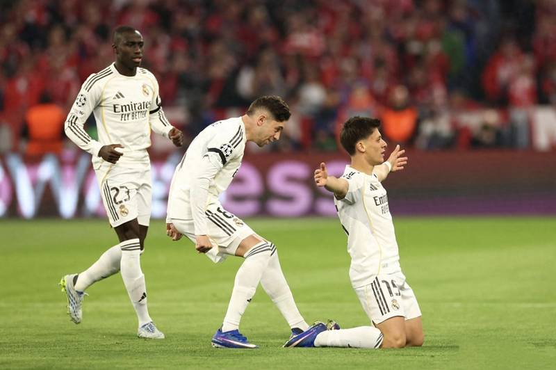 欧冠豪门对攻战的技术复盘：皇马防线为何在最后时段突然失守